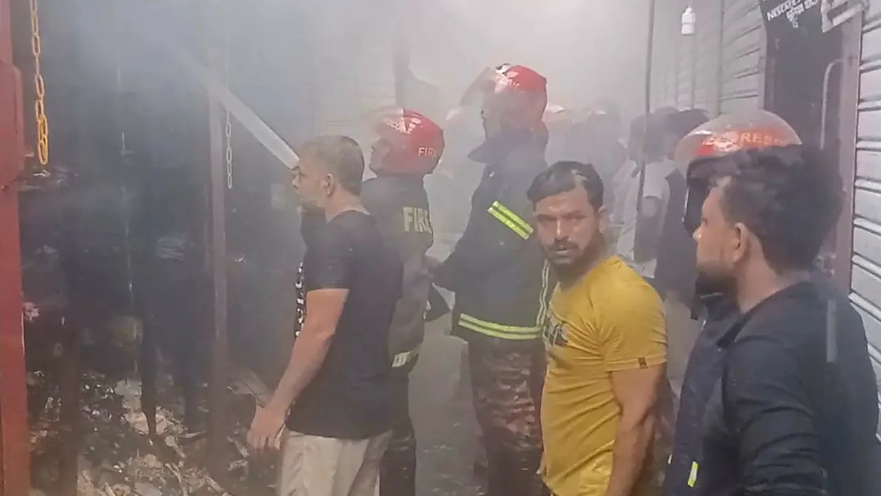 ব্রাহ্মণবাড়িয়ার নবীনগরে ভয়াবহ অগ্নিকাণ্ডে পুড়ল তিনটি দোকান